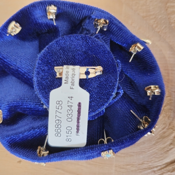 Free People Rosette Stud Earring Pack of 5 earrings - Picture 6 of 8